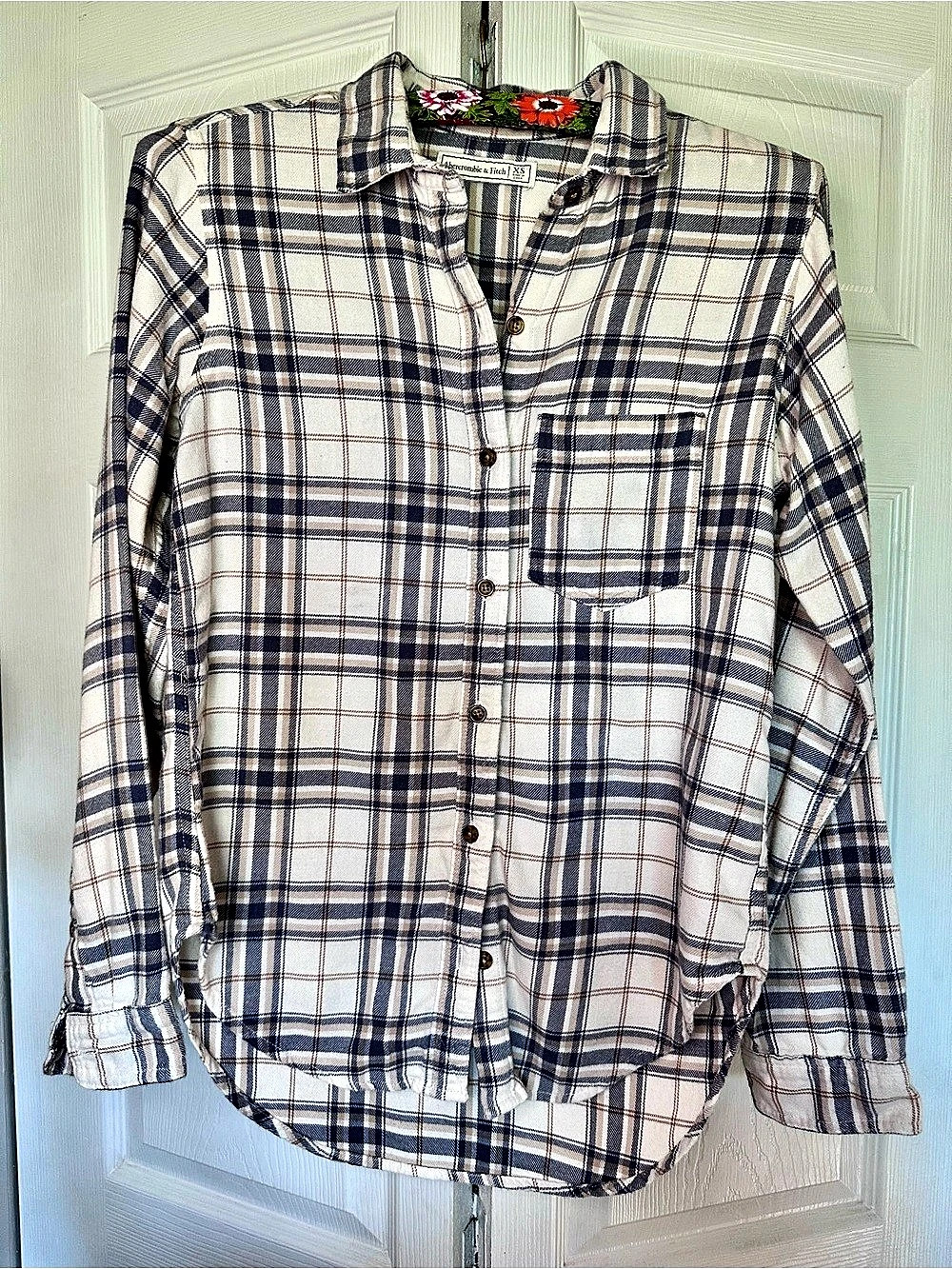 Abercrombie & Fitch SoftAF Plaid Flannel Shirt Plaid Button Down in White & Blue